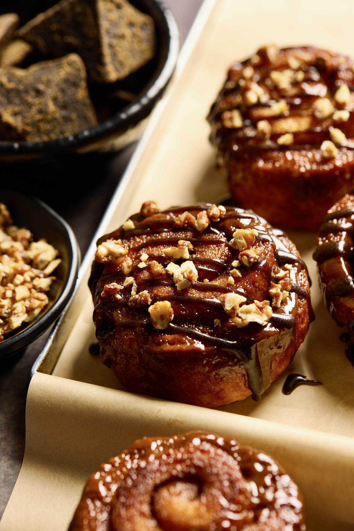 মহুয়া দারুচিনি রোলস এবং মাসকা বেকারি মহুয়া দারুচিনি রোলস এবং মাসকা বেকারি