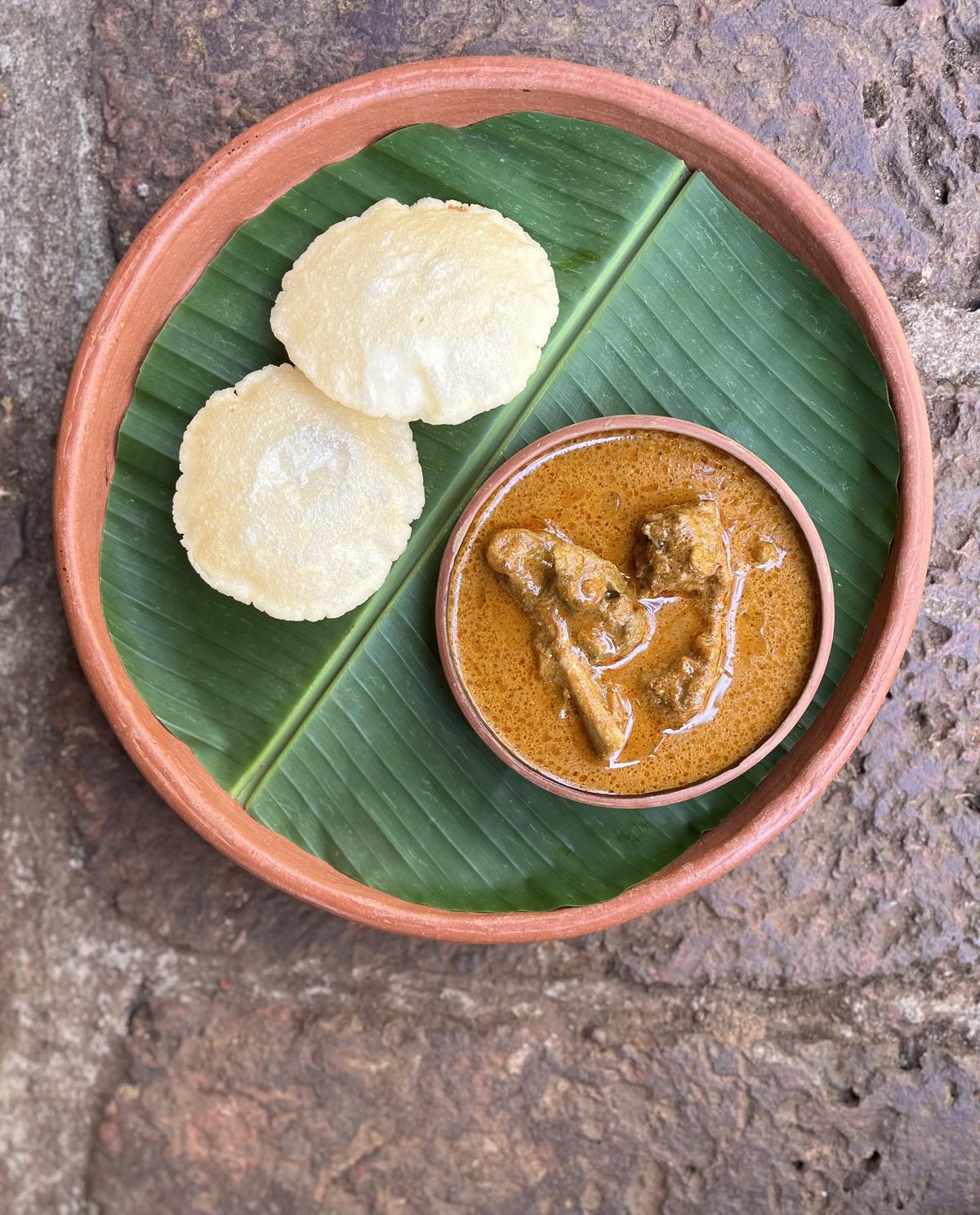 Chicken xacuti with vade (rice puris)