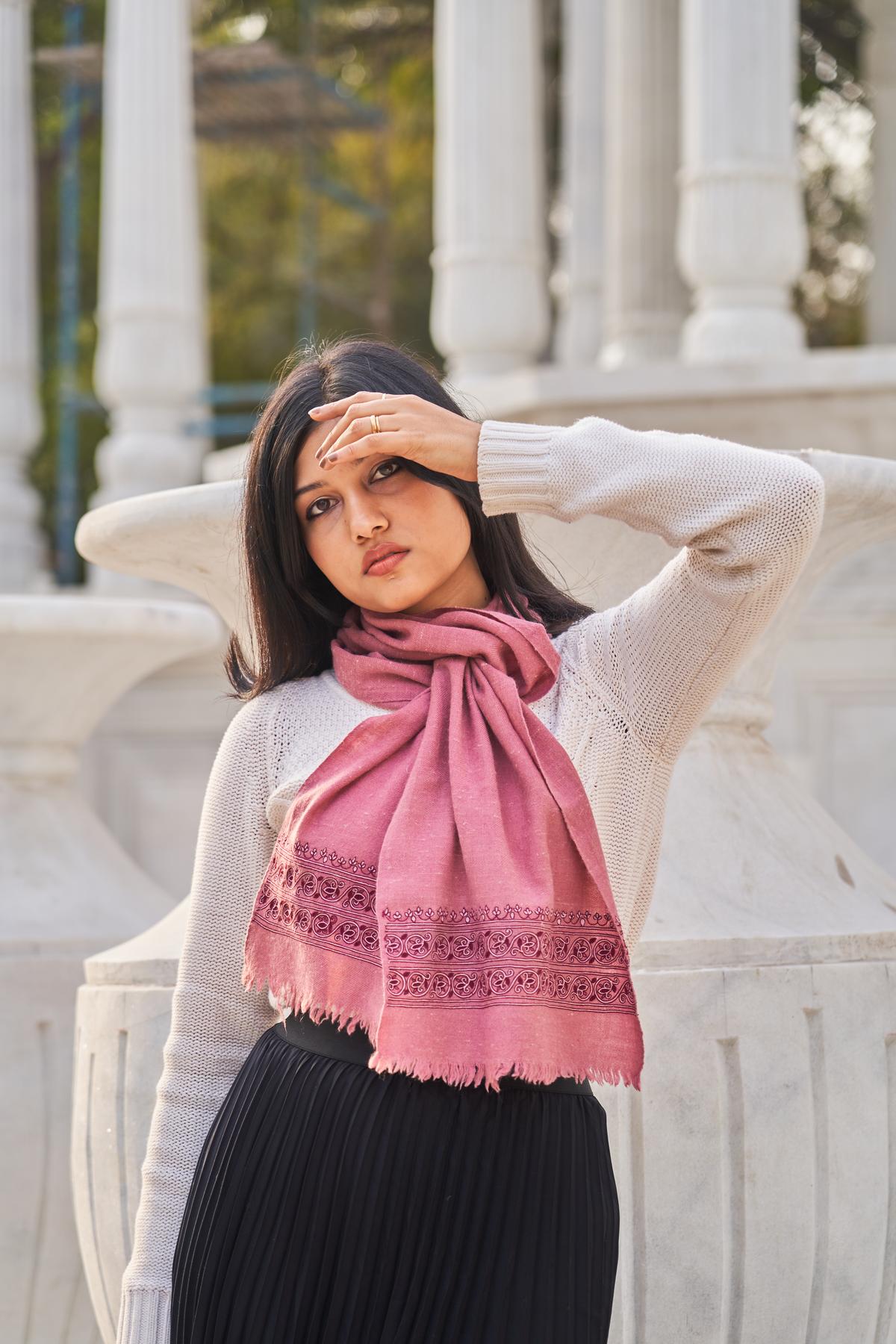 गोल्डन पंखों पर एक यूनिसेक्स मफलर                           