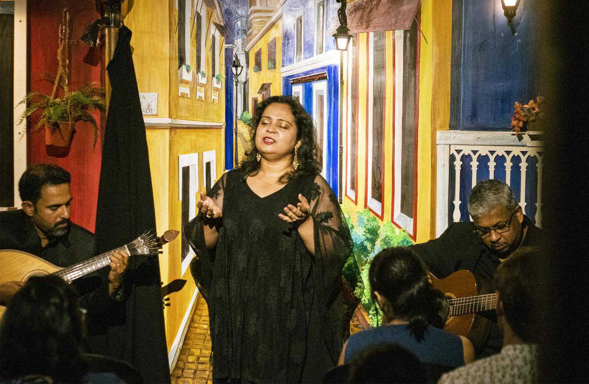Sonia performing at Madragoa