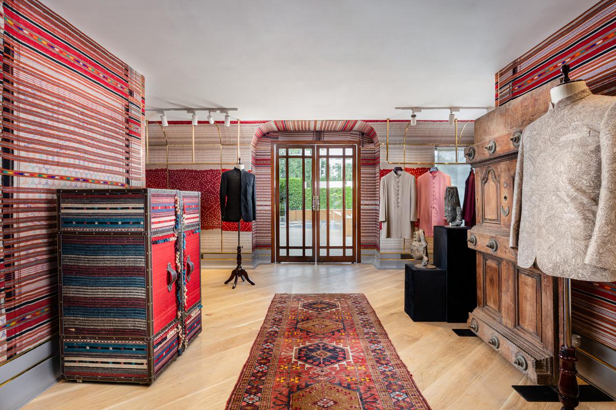 The men’s and women’s stores are separated by an expansive garden, and inside, the walls are adorned with shawls made in Barmer and Bhuj