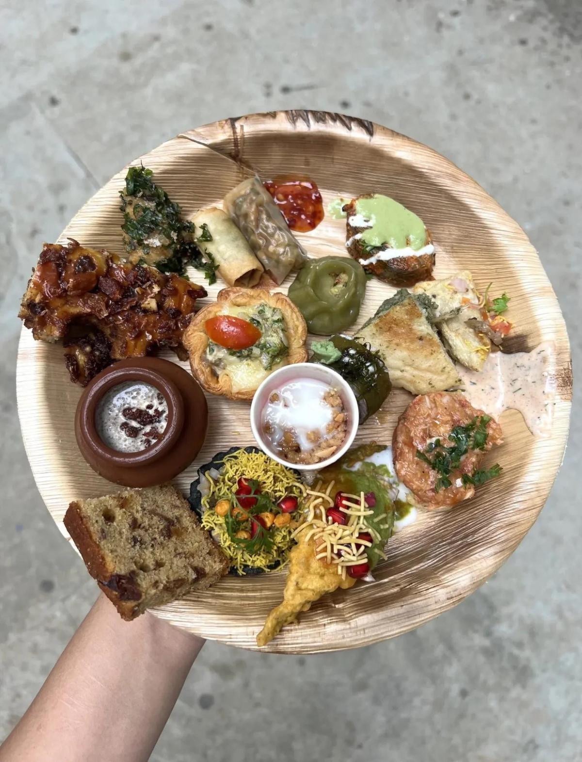 উত্সবের 2024 সংস্করণের সময় উচ্চ চাতে পরিবেশন করা অনেক স্ন্যাকস বৈশিষ্ট্যযুক্ত একটি লোড প্লেট উত্সবের 2024 সংস্করণের সময় উচ্চ চাতে পরিবেশন করা অনেক স্ন্যাকস বৈশিষ্ট্যযুক্ত একটি লোড প্লেট