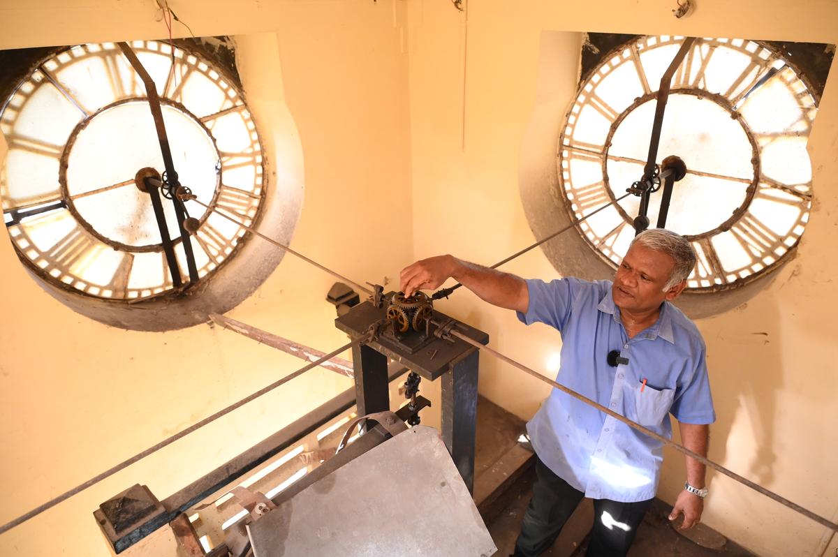 San Antonio comprobando el estado de la torre del reloj de Royapettah