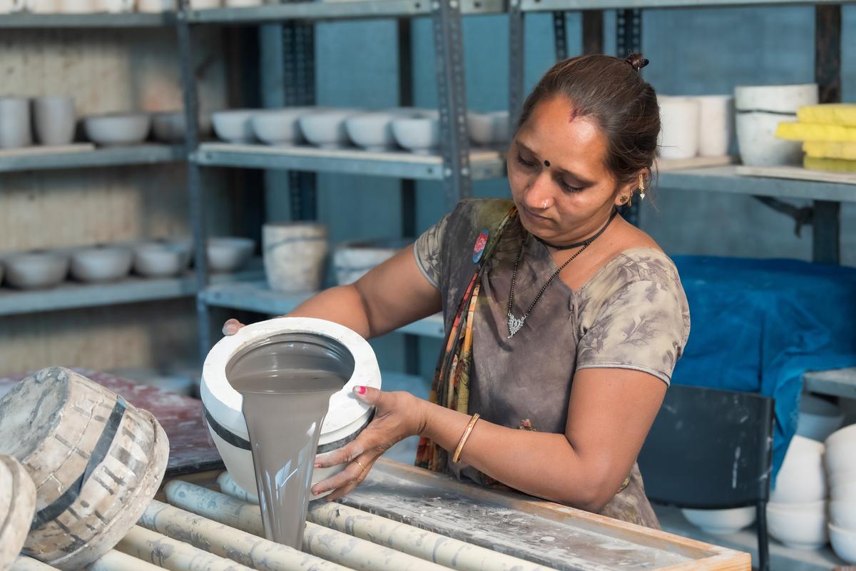 Odpady ceramiczne jest sproszkowane do drobnego proszku, który następnie miesza się z opatentowaną kompozycją gliny Odpady ceramiczne jest sproszkowane do drobnego proszku, który następnie miesza się z opatentowaną kompozycją gliny