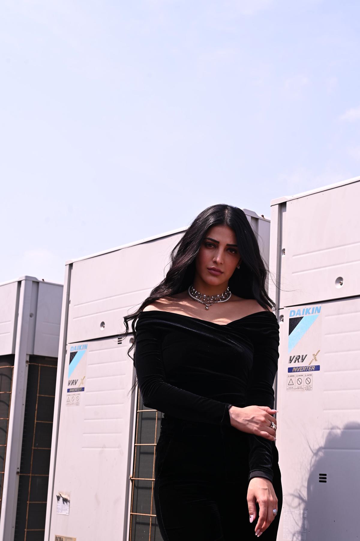 श्रुति हासन अपने नए सिंगल ‘मॉन्स्टर मशीन’, अपनी महत्वाकांक्षा और सीमाओं को तोड़ने पर श्रुति हासन अपने नए सिंगल ‘मॉन्स्टर मशीन’, अपनी महत्वाकांक्षा और सीमाओं को तोड़ने पर