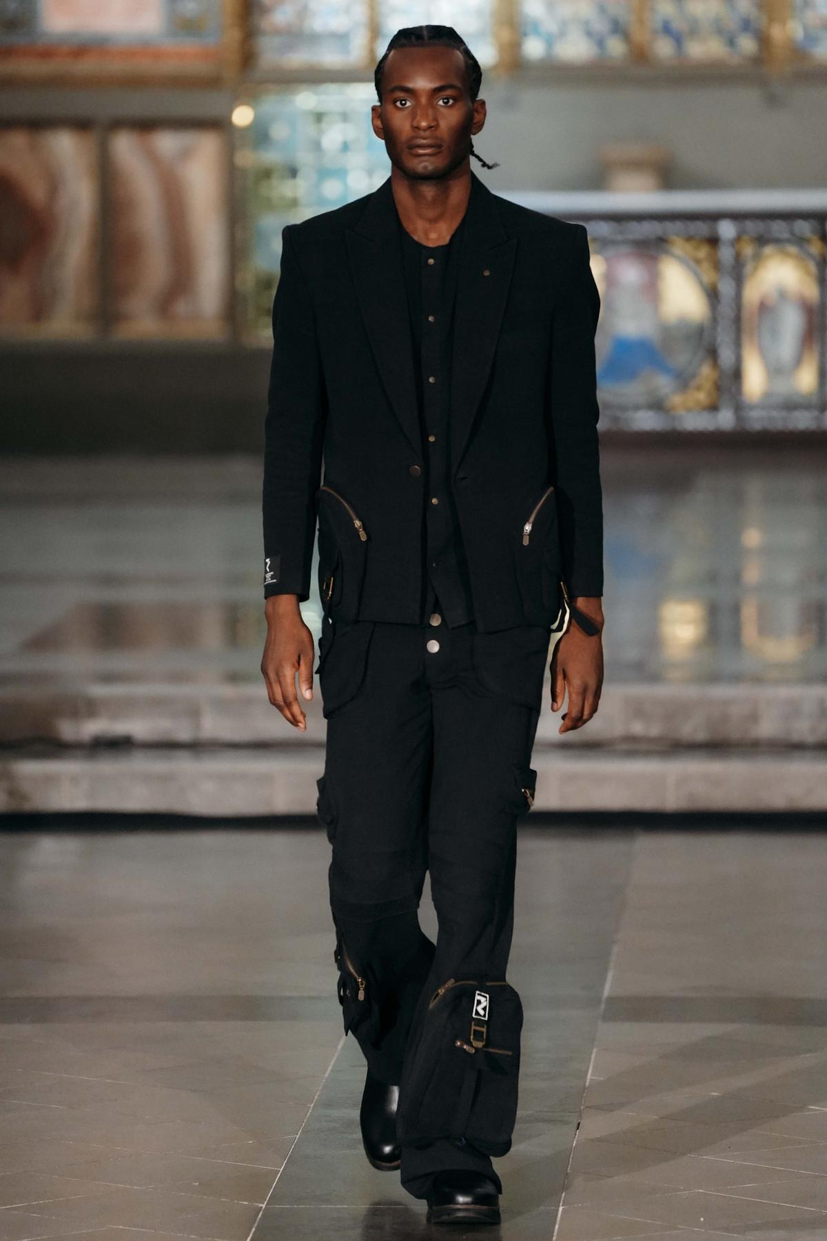 Karm, został wykonany w Lucknow i zadebiutowany na London Fashion Week we wrześniu 2024 Karm, został wykonany w Lucknow i zadebiutowany na London Fashion Week we wrześniu 2024