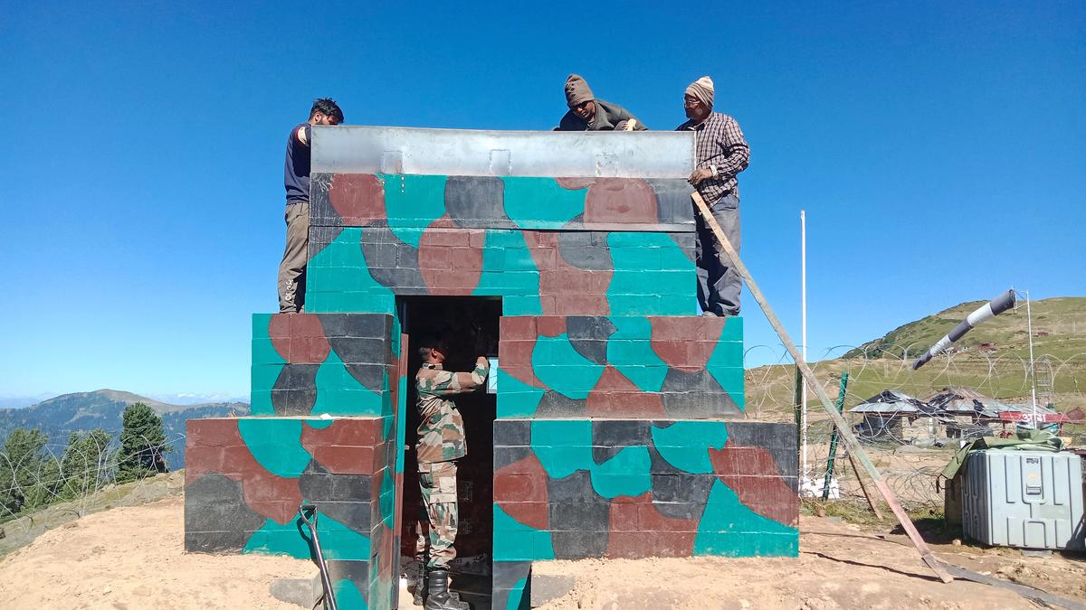 ফাঁপা ব্লকগুলি মালিকানাধীন সবুজ কলা মিশ্রণ, ধাতু এবং বুলেটপ্রুফ কাচের সংমিশ্রণ থেকে তৈরি করা হয়েছে ফাঁপা ব্লকগুলি মালিকানাধীন সবুজ কলা মিশ্রণ, ধাতু এবং বুলেটপ্রুফ কাচের সংমিশ্রণ থেকে তৈরি করা হয়েছে