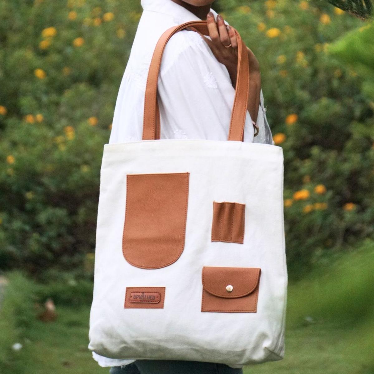 अपवैल्यूड द्वारा एक टोट