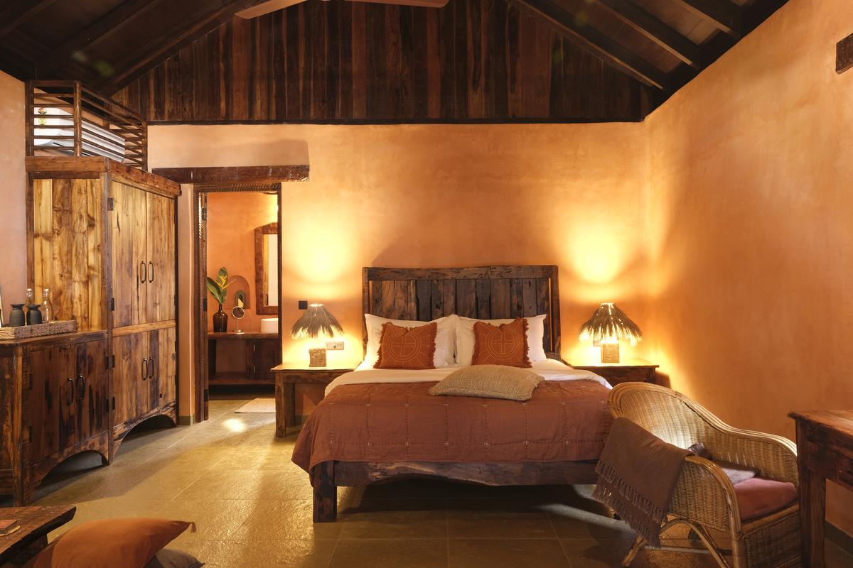 प्रत्येक बंगले में एक आरामदायक किंग-आकार बिस्तर, एक सोफा जो एक अतिरिक्त बिस्तर में परिवर्तित हो जाता है, और एक लेखन डेस्क के साथ आता है।