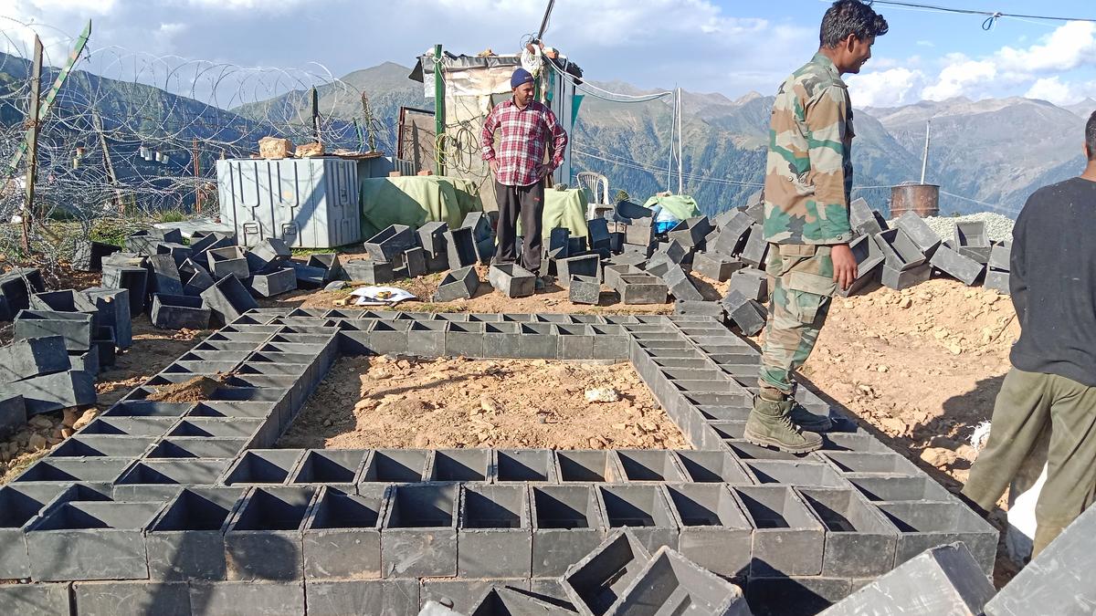 সেনাবাহিনীর বাঙ্কার একত্রিত করা হচ্ছে সেনাবাহিনীর বাঙ্কার একত্রিত করা হচ্ছে