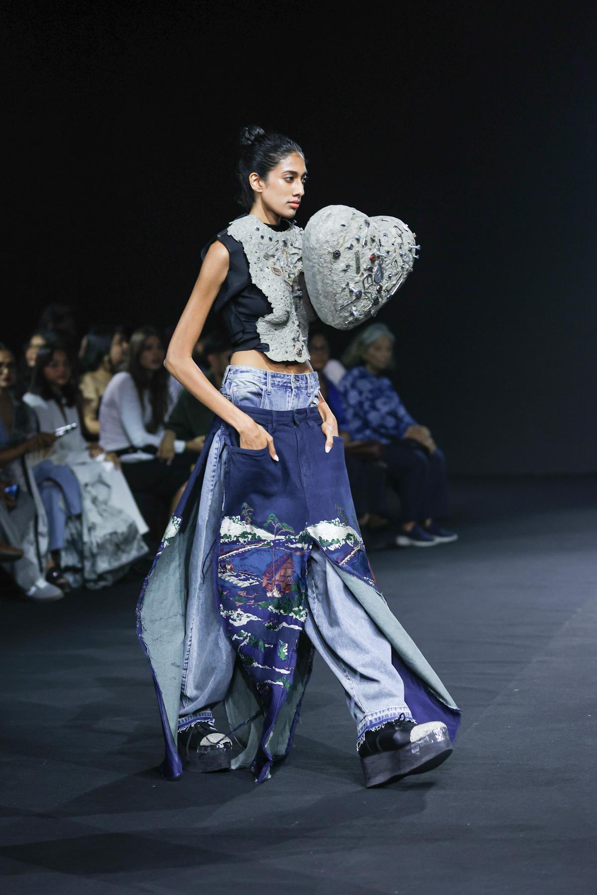 A model walks ANURAG GUPTA presentation at NIF Global Presents GenNext, part of Lakmé Fashion Week 2025, held on October 10th at The Grand New Delhi, India.

Photo : FS Media Pro / FDCI x Lakme Fashion Week / RISE Worldwide