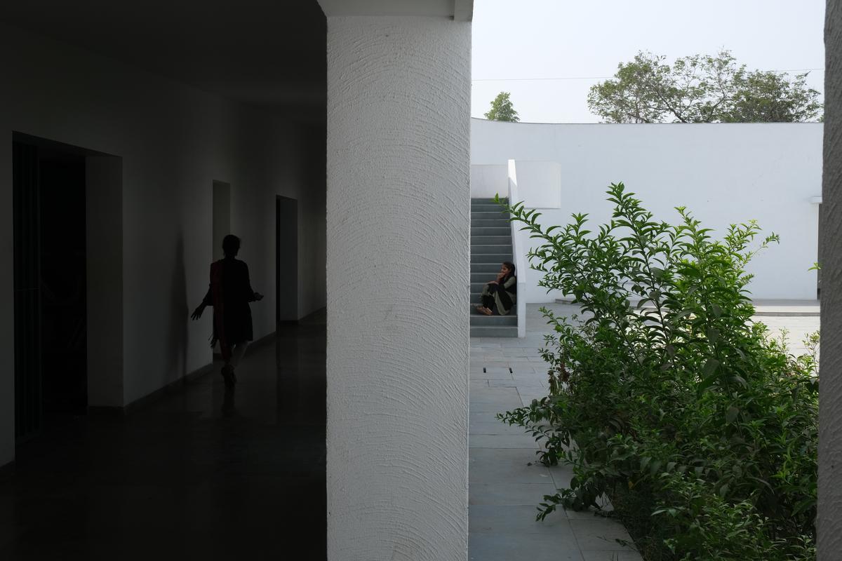 Courtyards, located next to the classroom and connected to the corridor, have aromatic plants and trees, which help in the navigation of the building.