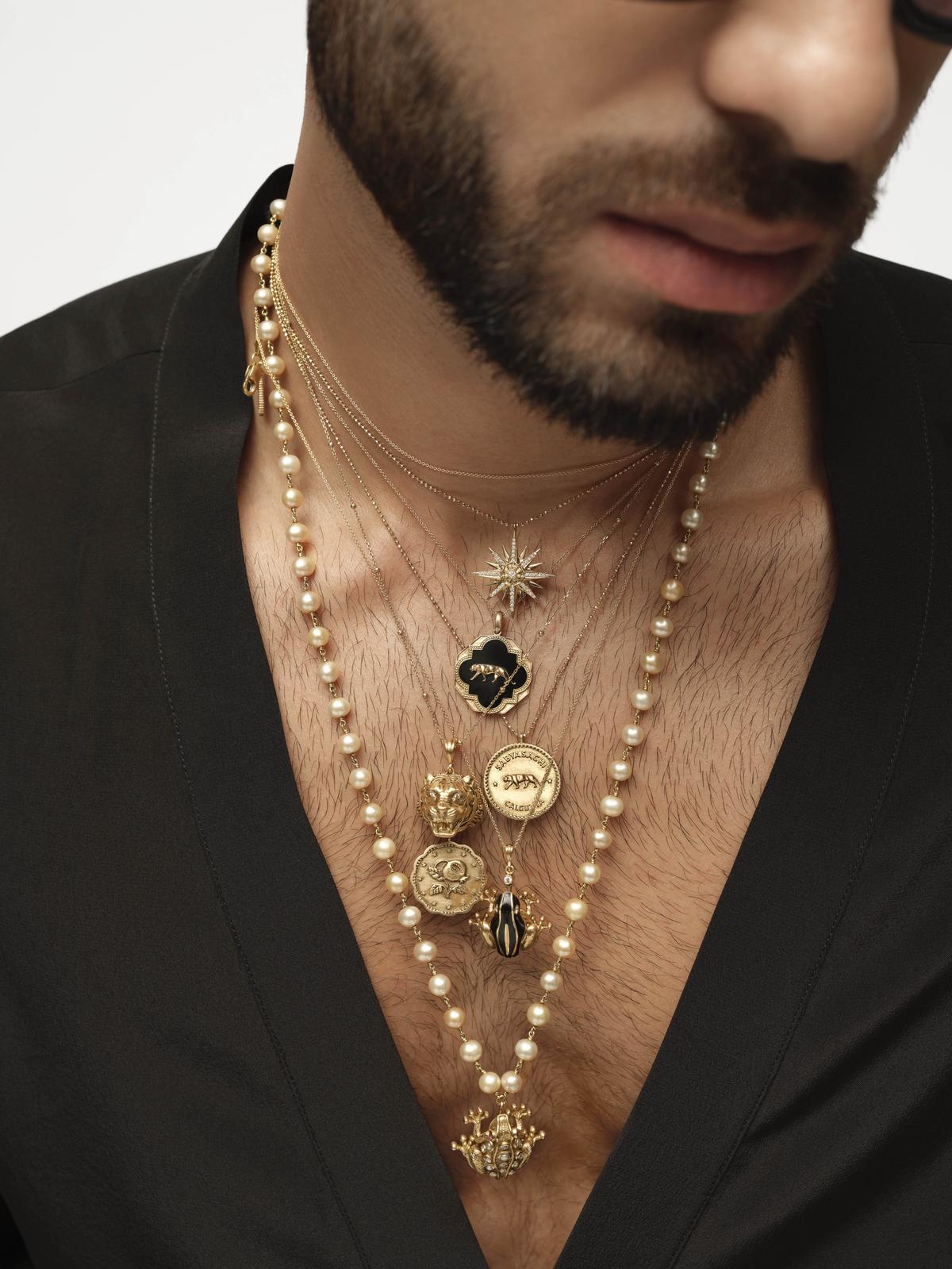 The jewellery uses VVS-VS EF colour brilliant-cut diamonds, natural pearls, and precious gemstones The jewellery uses VVS-VS EF colour brilliant-cut diamonds, natural pearls, and precious gemstones