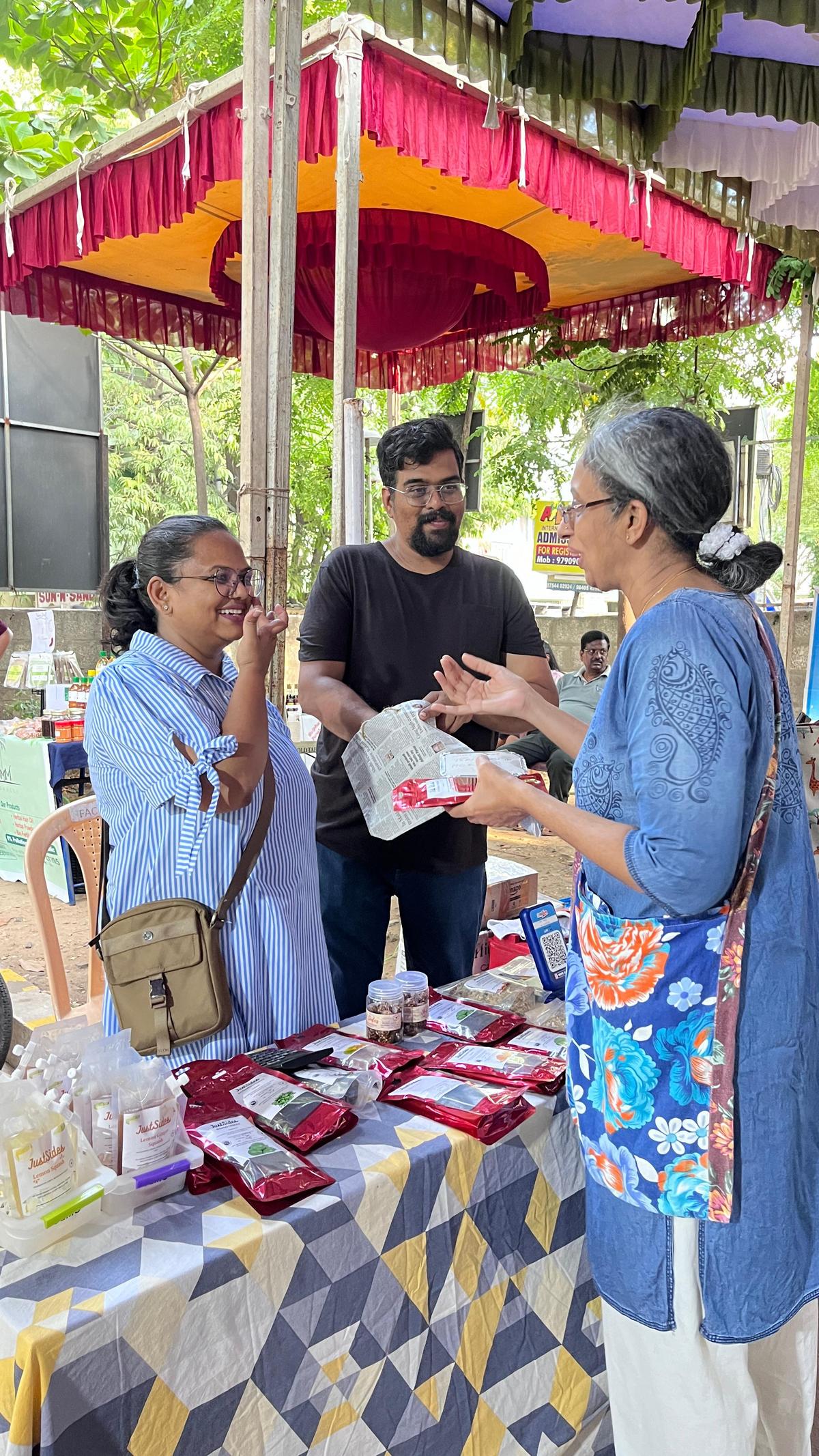 Deepika Jayasurya and S Prasanna at a farmers’ market