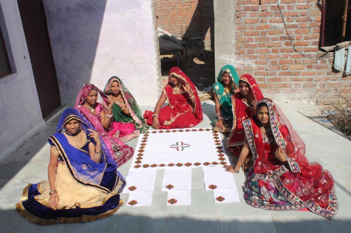उनकी रचनाओं के साथ कारीगर