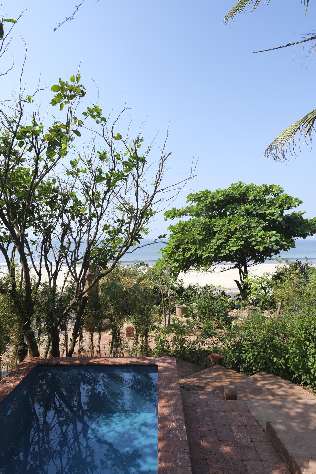 प्रत्येक बंगला एक निजी प्लंज पूल वाले बरामदे में खुलता है, जहां से अरब सागर का नजारा दिखता है