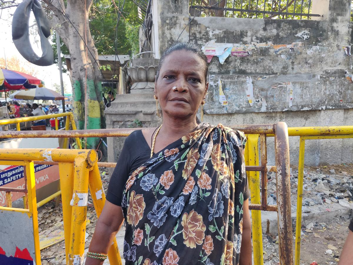 वी नीला नाइक