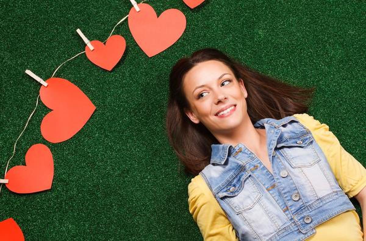 Девушка мечтает о квартире. Человек мечтает о девушке. Все же она мечтает о. Мечтательная девочка. Маленькая девочка комикс.