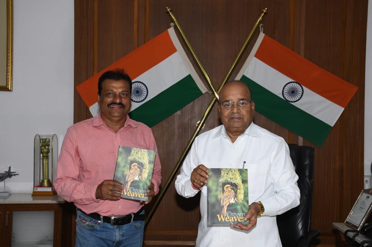 Karnataka Governor Thaawarchand Gehlot with S. Eshwar unveiling the book Dream Weaver.