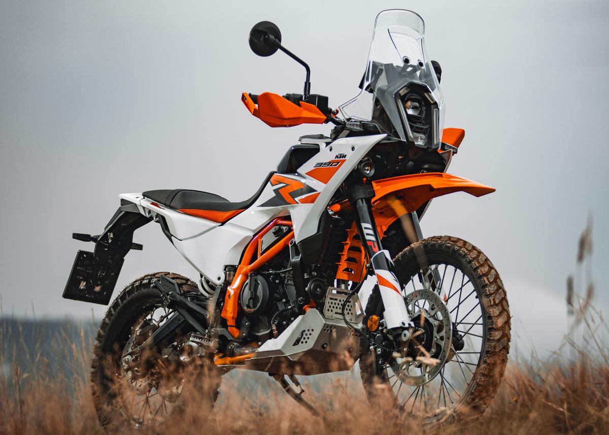 Long-travel WP suspension and 21-inch front/18-inch rear wheels enhance stability on trails and uneven terrain 