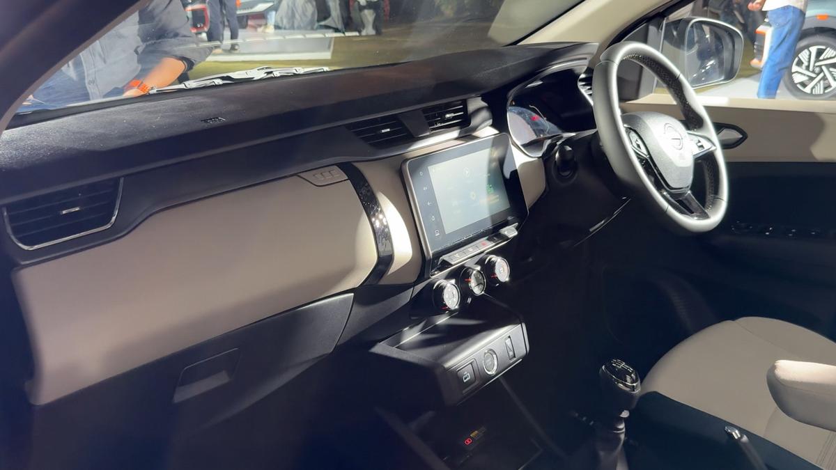 फ्लोटिंग टचस्क्रीन और डिजिटल इंस्ट्रूमेंट क्लस्टर के साथ एक समकालीन केबिन इंटीरियर को आधुनिक महसूस कराता है।