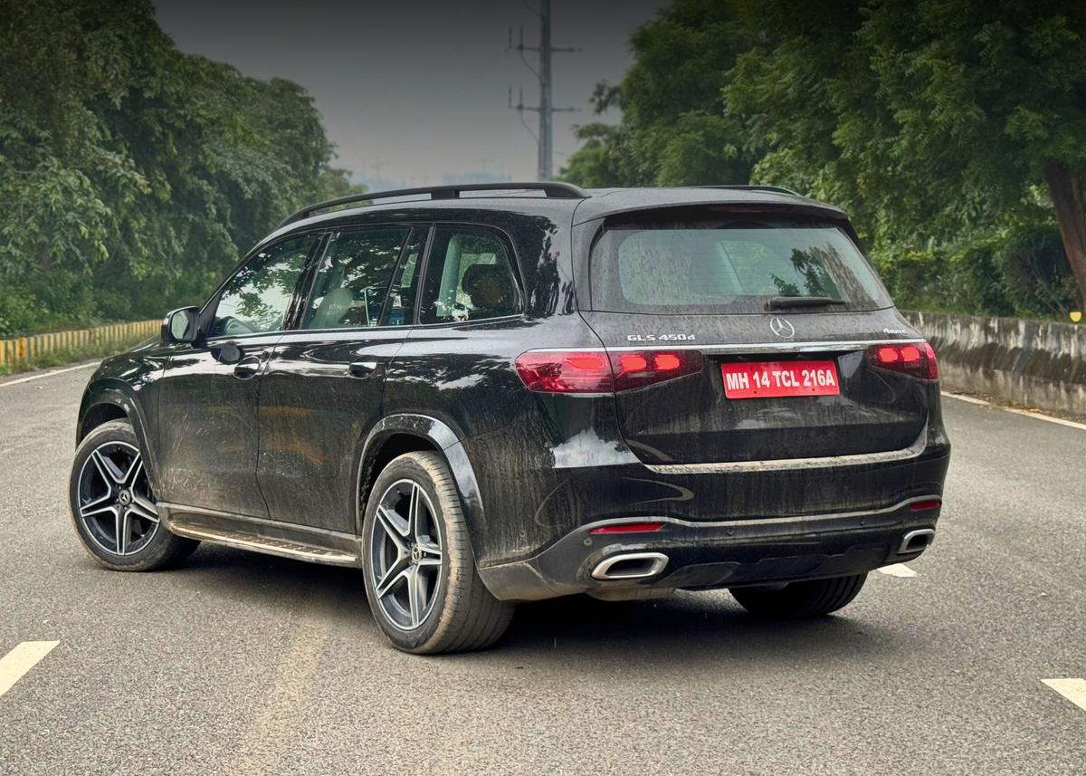 On the move, the 3.0-litre diesel with mild-hybrid system and AIRMATIC suspension ensures effortless cruising, combining power, comfort, and serene refinement.