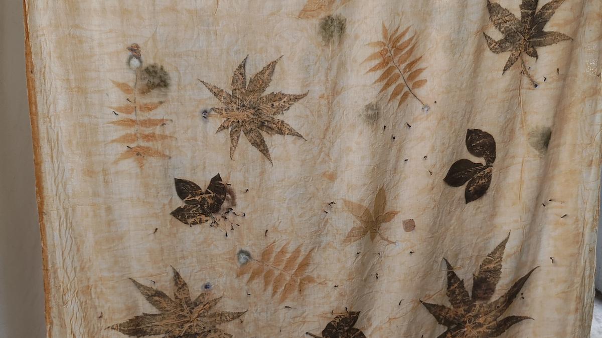 खादी का जादू: गांधीग्राम के ग्रीष्मकालीन पॉप-अप में पर्यावरण-मुद्रित कपड़े और हाथ से बुने गए वस्त्रों का प्रदर्शन किया गया है खादी का जादू: गांधीग्राम के ग्रीष्मकालीन पॉप-अप में पर्यावरण-मुद्रित कपड़े और हाथ से बुने गए वस्त्रों का प्रदर्शन किया गया है