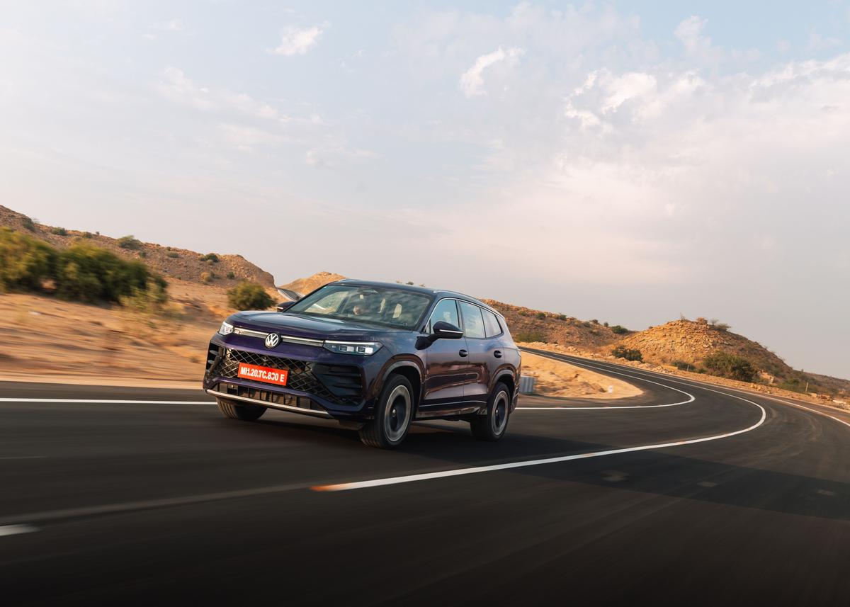 वोक्सवैगन टेरॉन आर-लाइन को जैसलमेर के रेगिस्तानी परिदृश्य में प्रदर्शित किया गया, जो इसके बोल्ड और प्रीमियम एसयूवी डिजाइन को उजागर करता है।