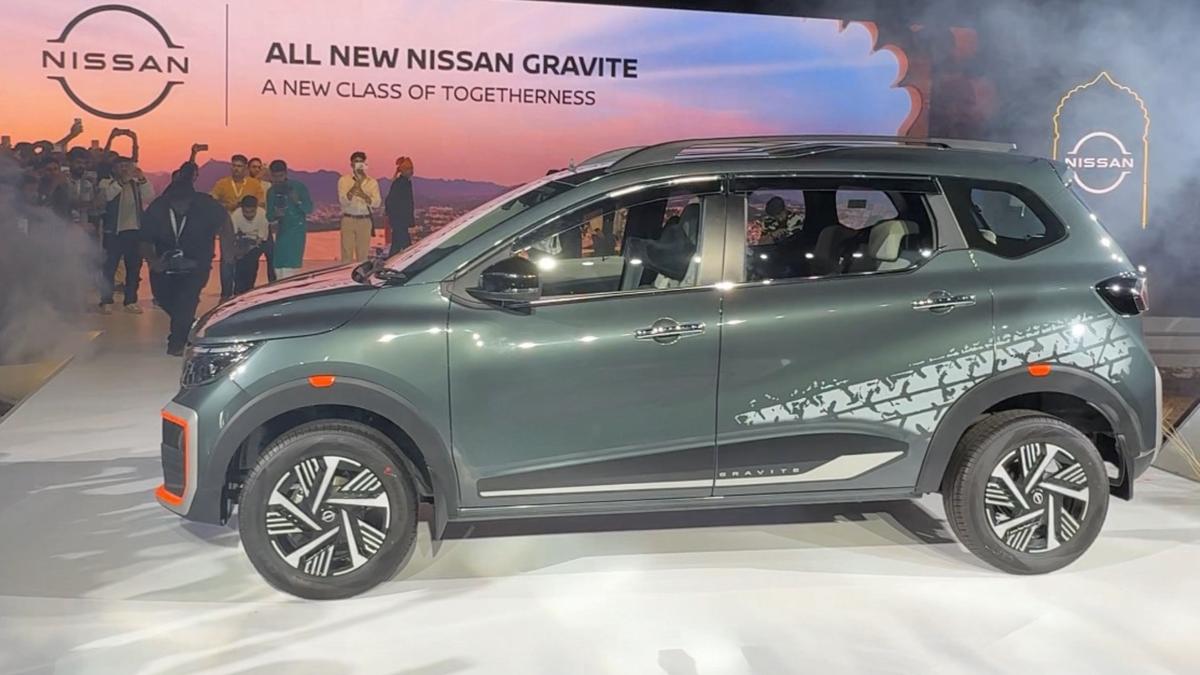 निसान ग्रेवाइट का सीधा रुख और बोल्ड फ्रंट प्रावरणी इसे इसके कॉम्पैक्ट फुटप्रिंट की तुलना में अधिक मजबूत सड़क उपस्थिति प्रदान करती है
