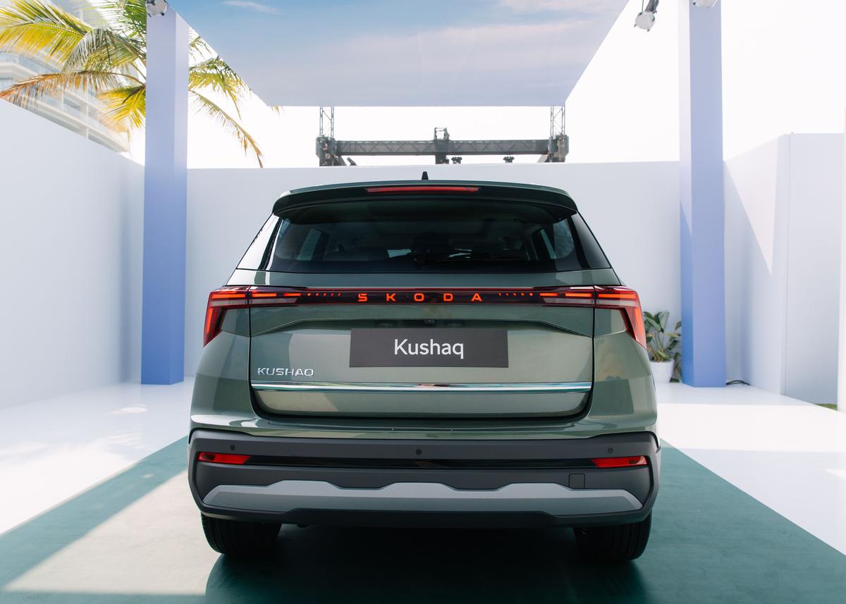 Connected LED tail-lamps with illuminated Skoda lettering add modern flair. Connected LED tail-lamps with illuminated Skoda lettering add modern flair.