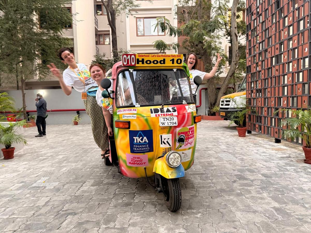 टीम के पीछे एक सपोर्ट बस होगी