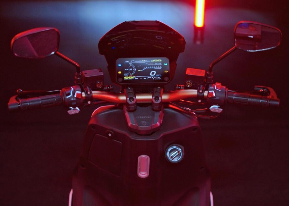 The 5-inch Bluetooth-enabled TFT display and full-LED lighting give the Mobster 135 a tech-forward edge. The 5-inch Bluetooth-enabled TFT display and full-LED lighting give the Mobster 135 a tech-forward edge.