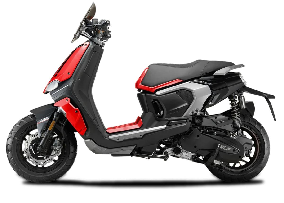 Available in four vibrant shades, the Mobster 135 makes a strong first impression in India’s competitive scooter market. Available in four vibrant shades, the Mobster 135 makes a strong first impression in India’s competitive scooter market.