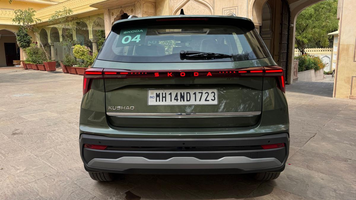 स्कोडा कुशाक ने अपने स्वच्छ यूरोपीय डिज़ाइन को बरकरार रखा है, अब अधिक स्पष्ट विवरण और मजबूत सड़क उपस्थिति के साथ