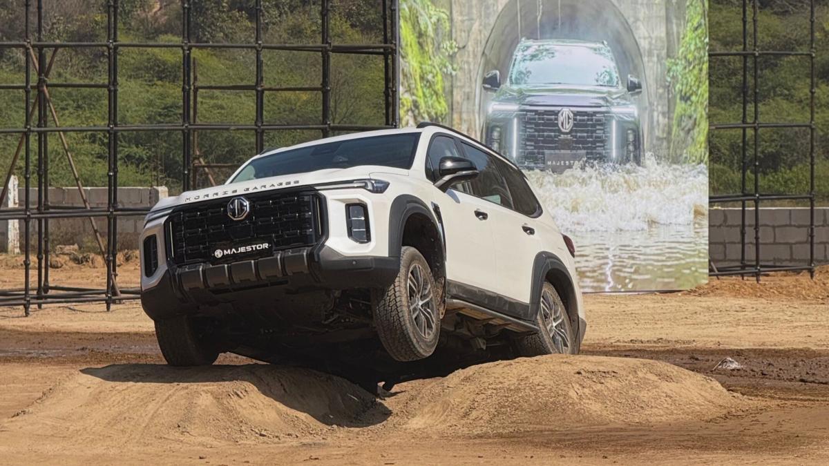 Connected LED tail-lamps enhance the SUV’s modern, premium road presence Connected LED tail-lamps enhance the SUV’s modern, premium road presence