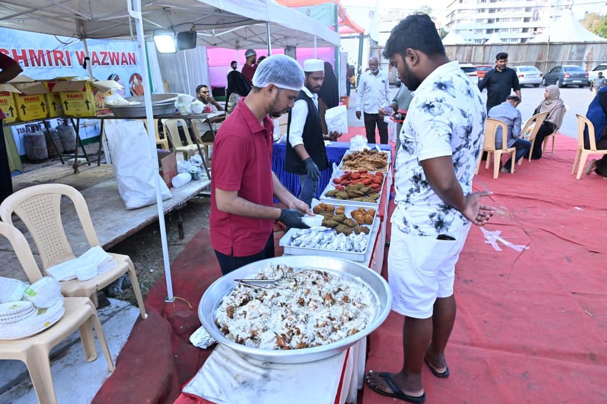 Cooks from Kashmir present wazwan at Noor E Ramzan