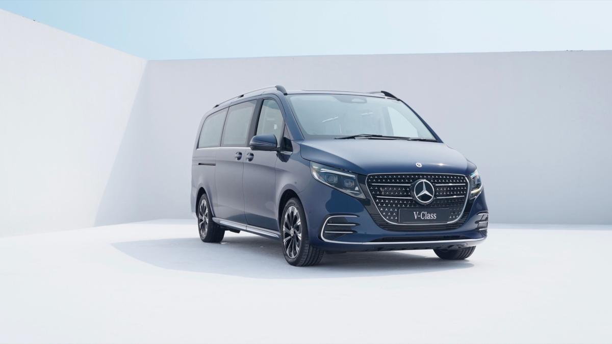 AIRMATIC air suspension ensures a composed ride over uneven roads, enhancing comfort for all passengers AIRMATIC air suspension ensures a composed ride over uneven roads, enhancing comfort for all passengers