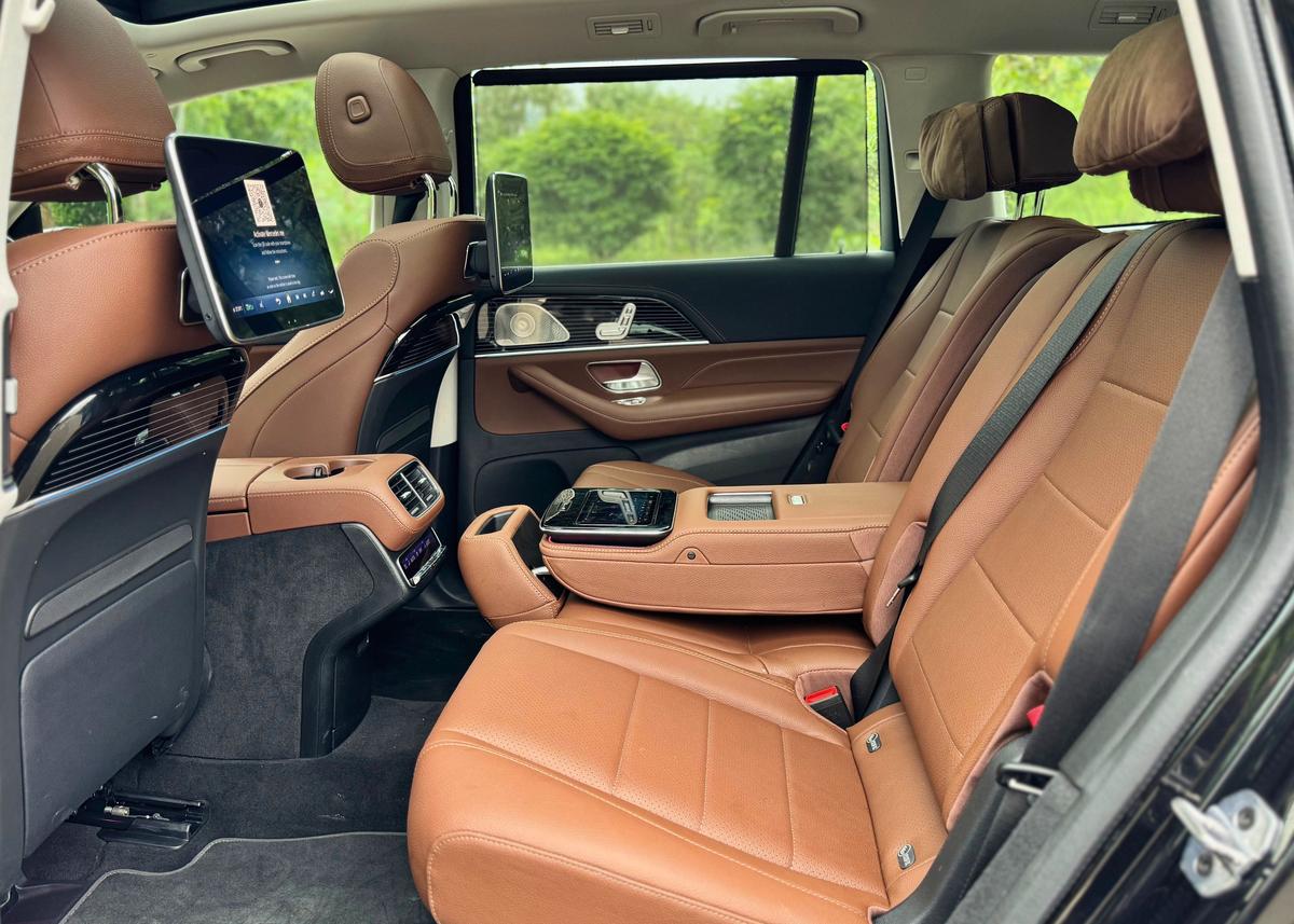 The rear seats, especially with the optional chauffeur package, transform into business-class lounges with reclining functionality, sunblinds, and dual entertainment screens.