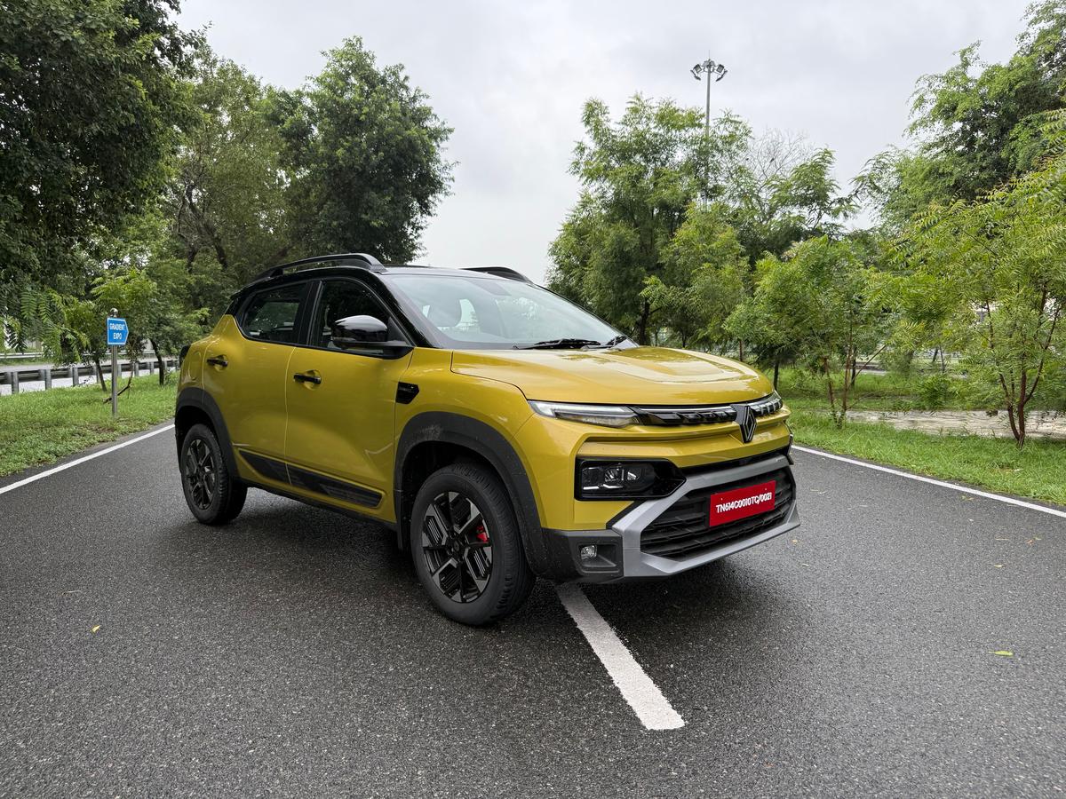 The Renault Kiger’s bold grille, coupe-like roofline and dual-tone paint give it a sporty, modern SUV stance. The Renault Kiger’s bold grille, coupe-like roofline and dual-tone paint give it a sporty, modern SUV stance.