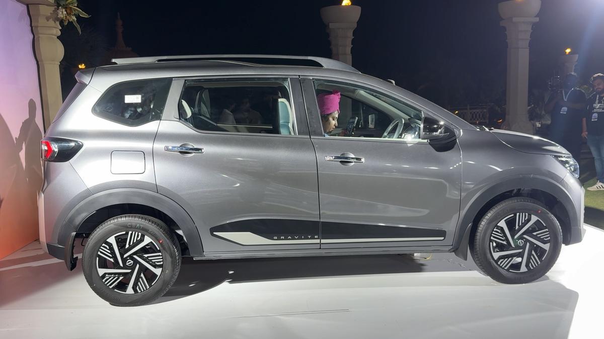 पांच-सीट कॉन्फ़िगरेशन में, ग्रेवाइट लंबी यात्राओं के लिए उदार बूट स्पेस प्रदान करता है