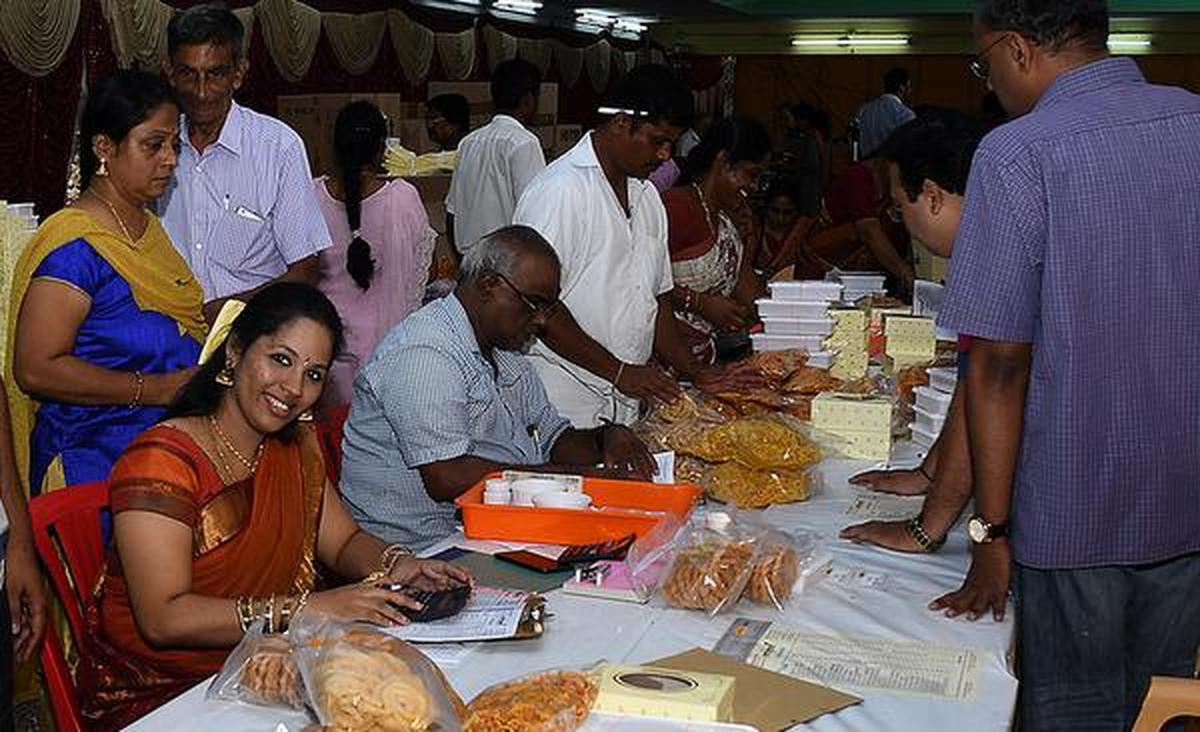 पट्टप्पा में दीपावली मिठाई की तैयारी 