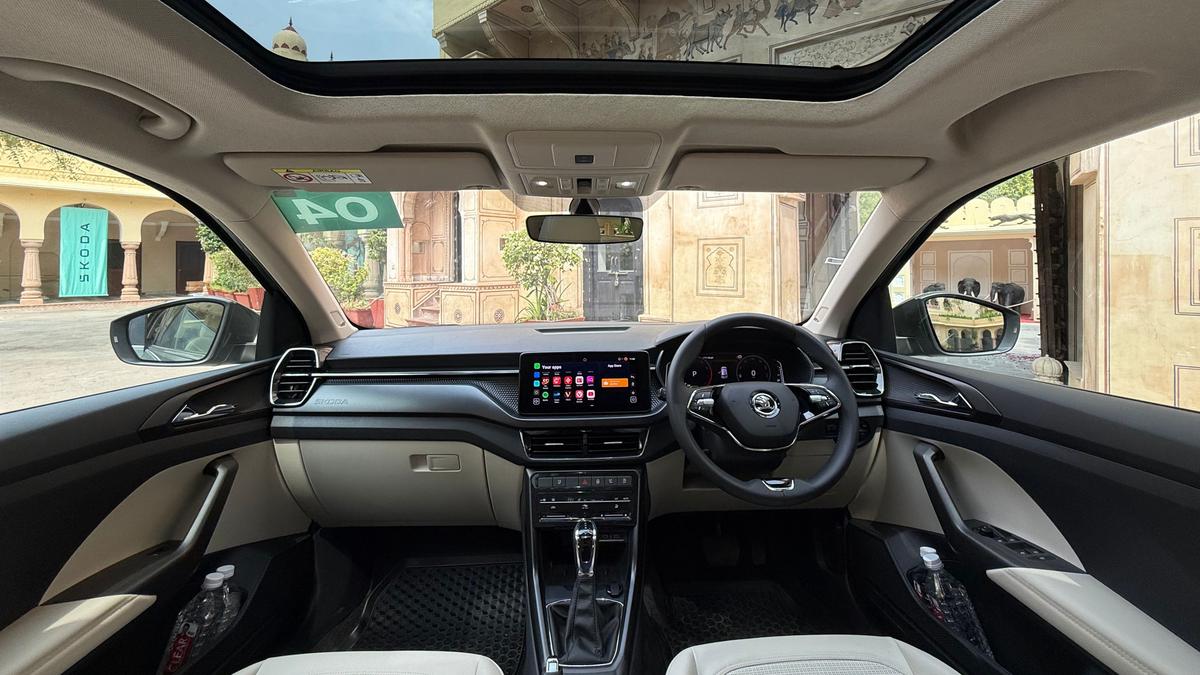 अंदर, केबिन बेहतर सामग्री गुणवत्ता और विचारशील फीचर परिवर्धन के साथ सहज एर्गोनॉमिक्स को जोड़ता है