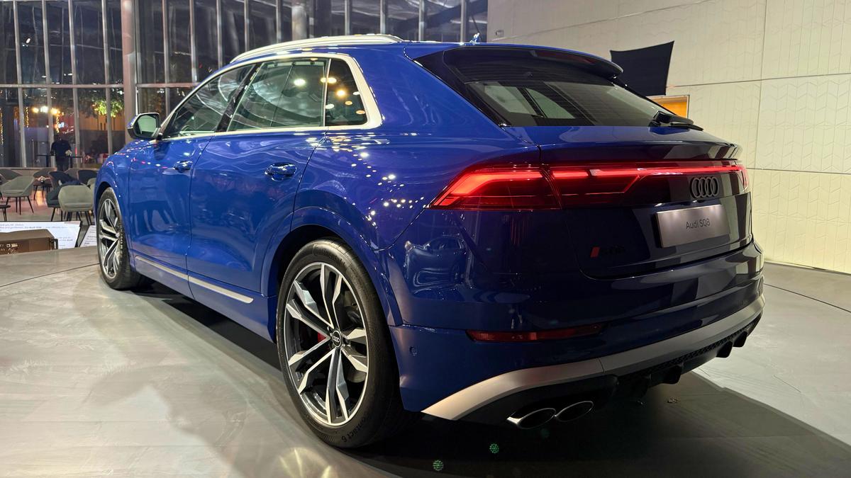क्वाड एग्जॉस्ट और एस बैजिंग जैसे सूक्ष्म डिजाइन तत्व ऑडी एसक्यू8 को मानक ऑडी क्यू8 से अलग करते हैं