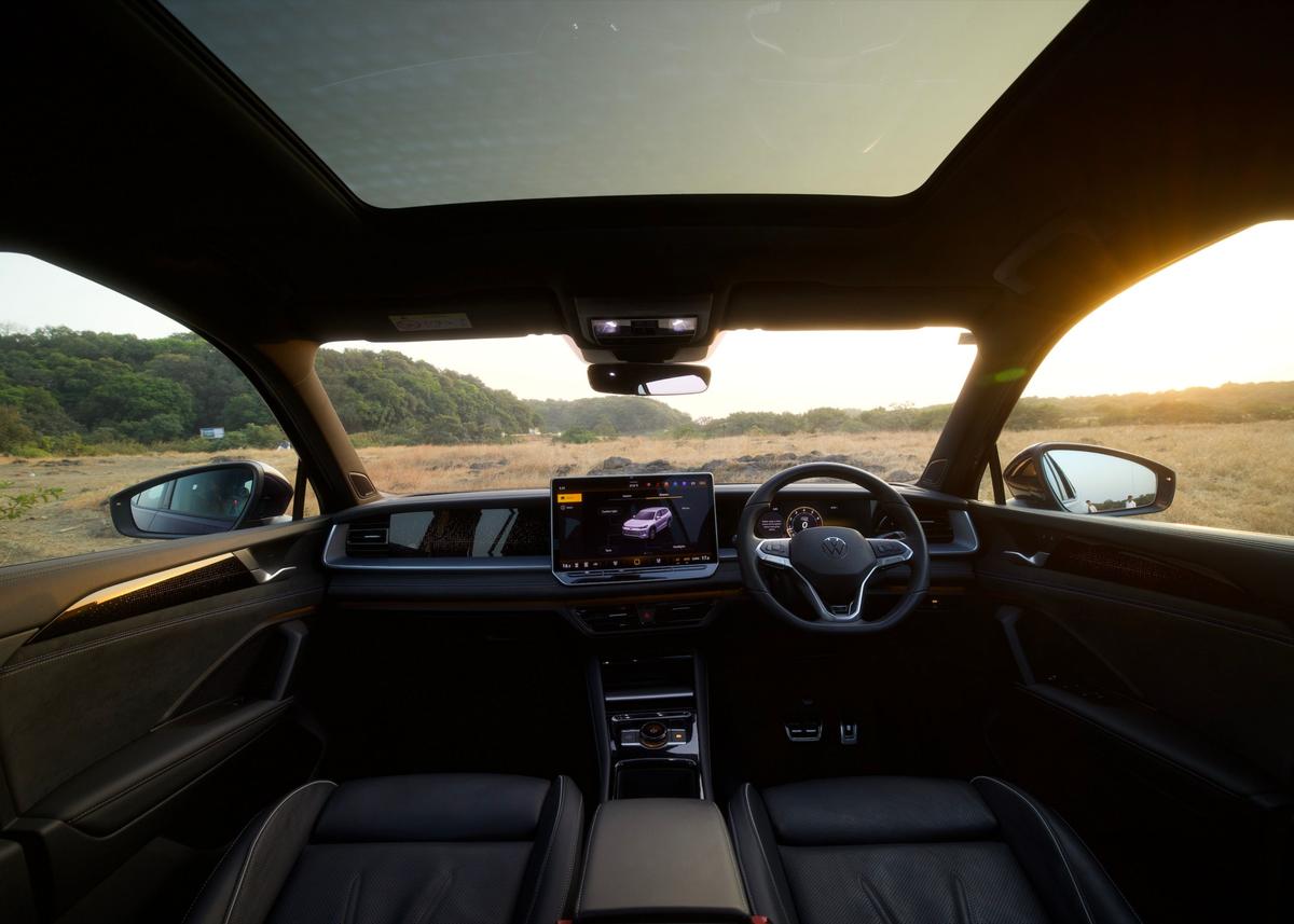 हीटिंग, वेंटिलेशन और मालिश कार्यों के साथ आरामदायक सामने की सीटें लंबी दूरी की ड्राइविंग आराम को बढ़ाती हैं।