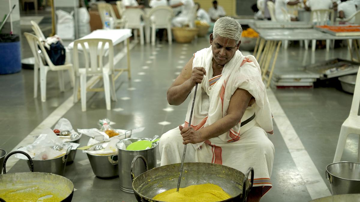 एलवी पट्टप्पा रसोई में बादाम का हलवा तैयार कर रहे हैं