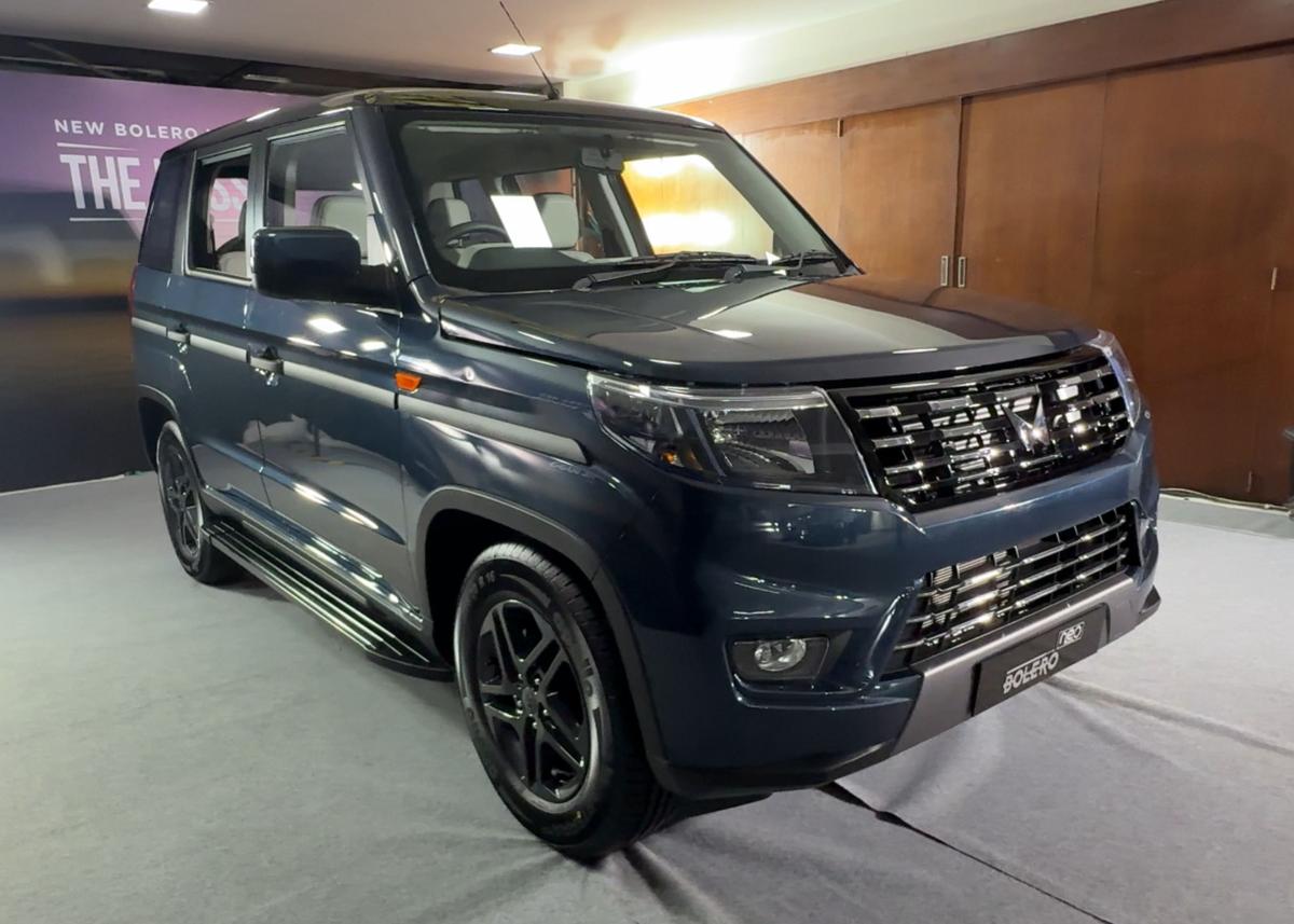 
The 2025 Mahindra Bolero retains its rugged DNA with a refreshed grille, updated fog lamps, and new diamond-cut alloys.