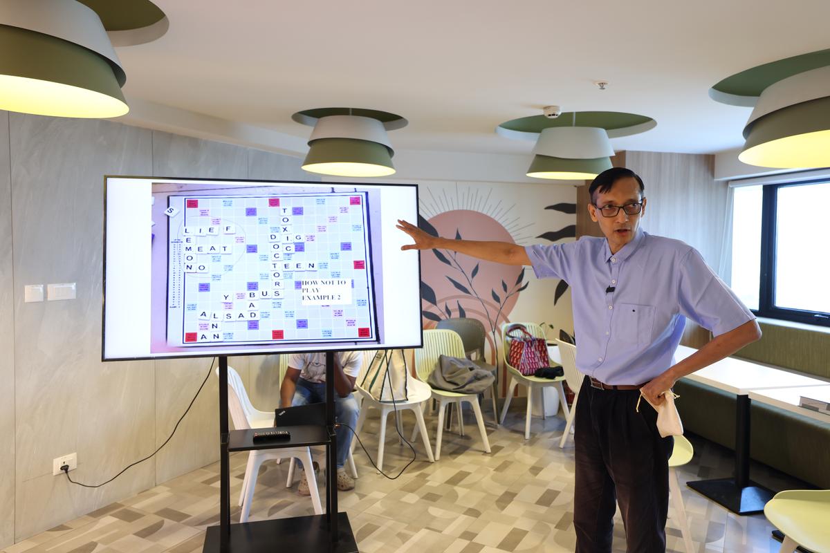  Il Gran Maestro di Scrabble Ranganathan Chakravarthy guida i principianti attraverso la strategia e la costruzione delle parole in un recente incontro.