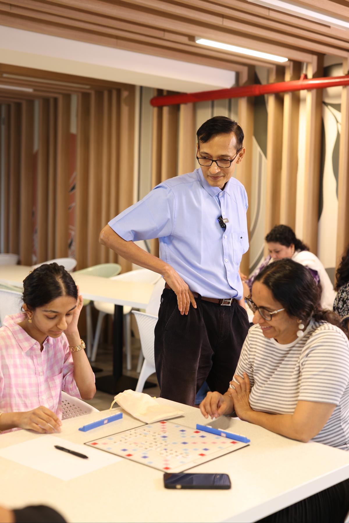 I partecipanti partecipano a una sessione di allenamento di Scrabble organizzata da Litarcade a Chennai prima del primo torneo in assoluto della città.