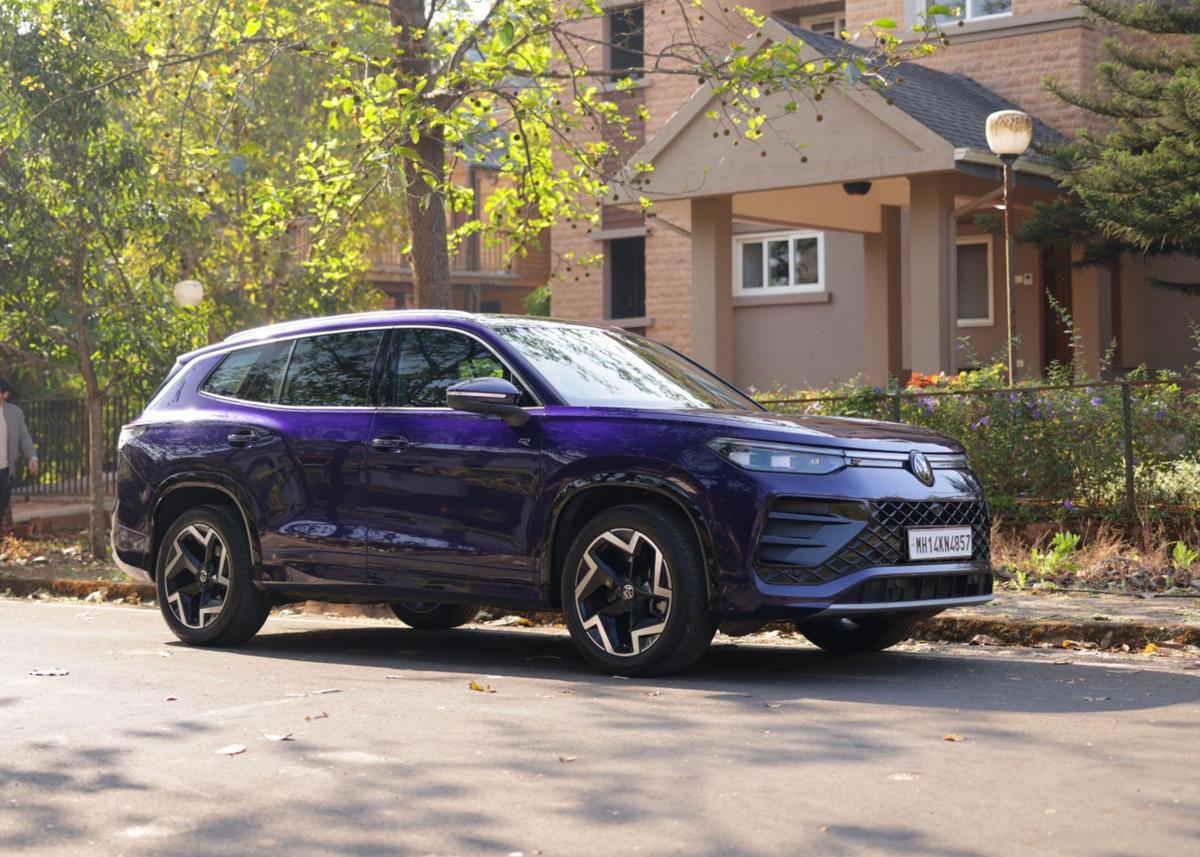 टेरॉन आर-लाइन का तराशा हुआ बाहरी हिस्सा और 19-इंच के अलॉय व्हील इसे सड़क पर एक आत्मविश्वासपूर्ण और एथलेटिक उपस्थिति देते हैं।