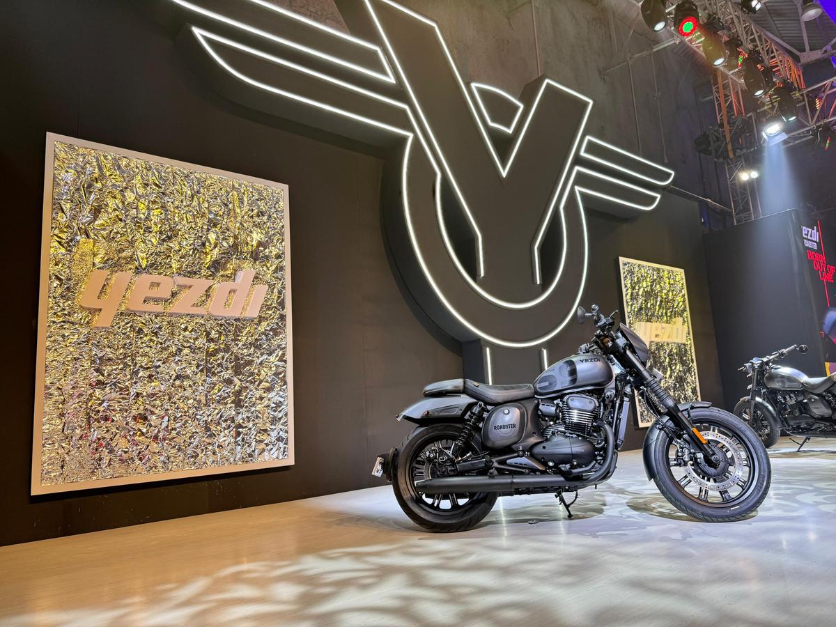 Chopped rear fender and wide tyre give the Roadster a bold, distinctive stance